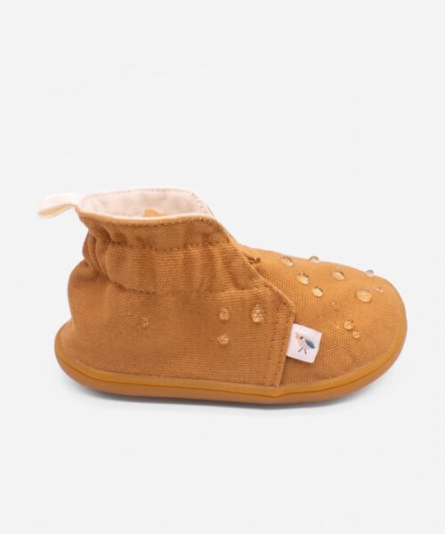 מגפון קנבס CARAMEL — טיפות מים על קנבס עם ציפוי דוחה מים