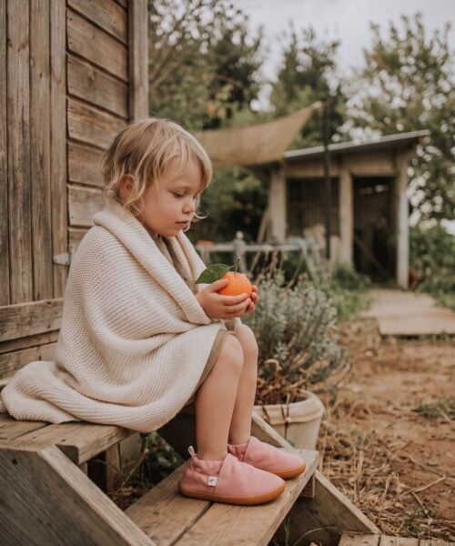 קלאסי קנבס PINK — פעוטה עם קלמנטינה על מדרגות עץ בגינה