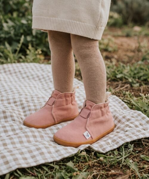 מגפון קנבס PINK על רגליים של פעוט בגינה